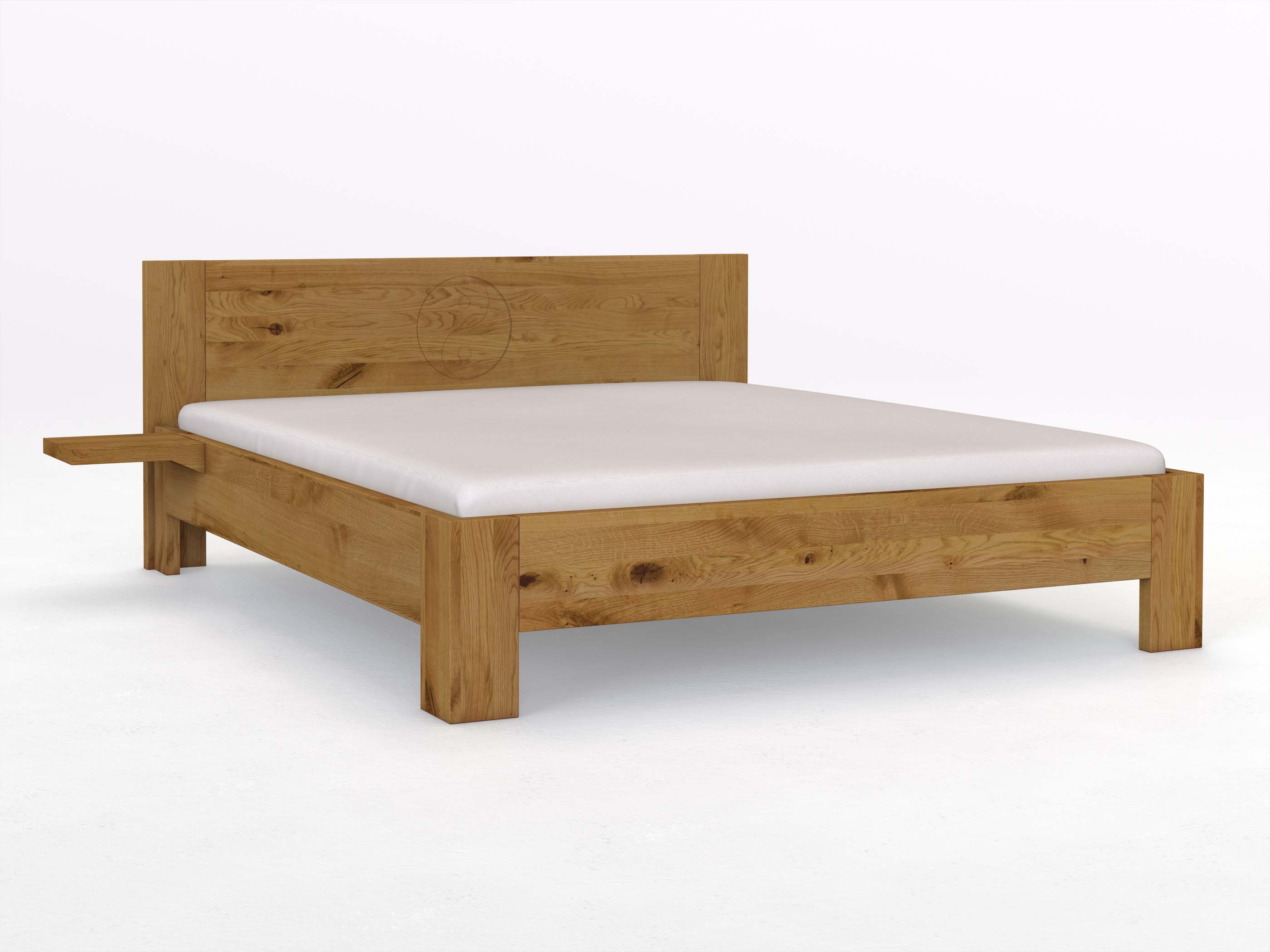 Wildeichenbett „Alois“ mit 2 Ablagen und der Gravur „Yin Yang“