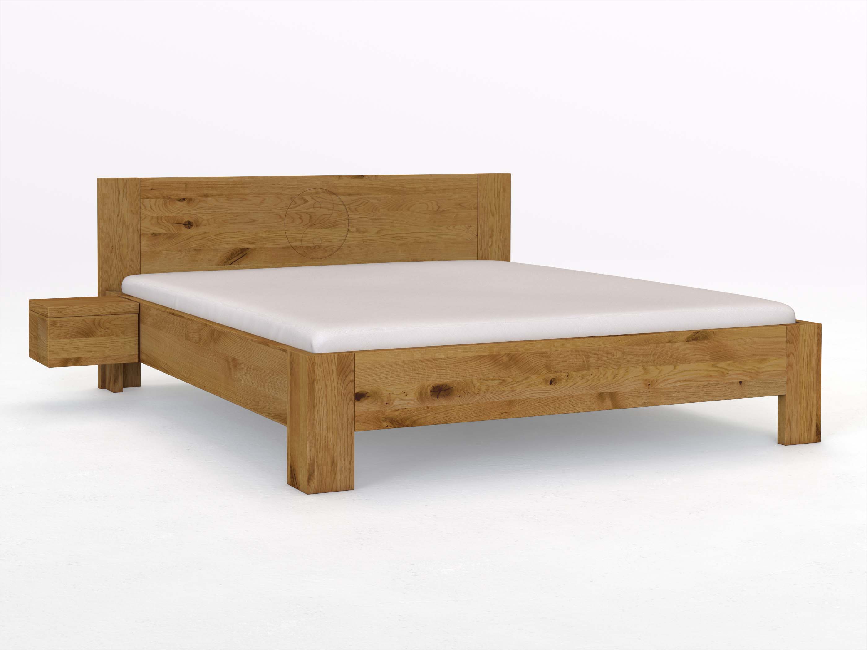 Wildeichenbett „Alois“ mit 2 Nachttischen und der Gravur „Yin Yang“