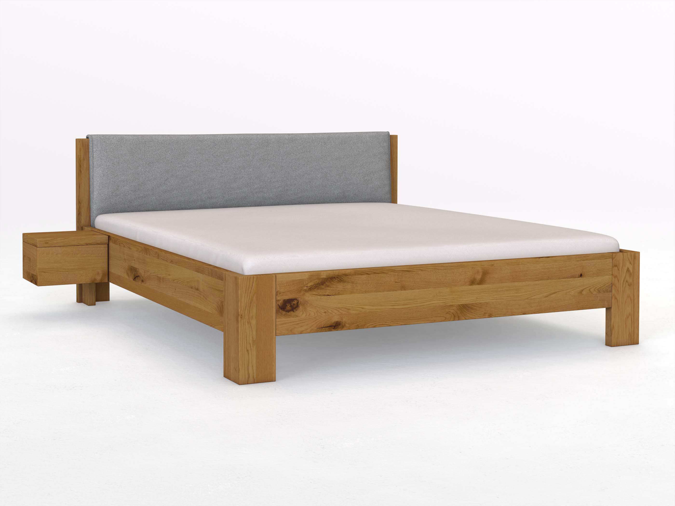 Wildeichenbett „Alois“ in 180 x 200 cm mit zwei Nachttische und Stoffkopfteil - Stoff: Schafschurwolle „Loden“ in der Farbe Nebelgrau