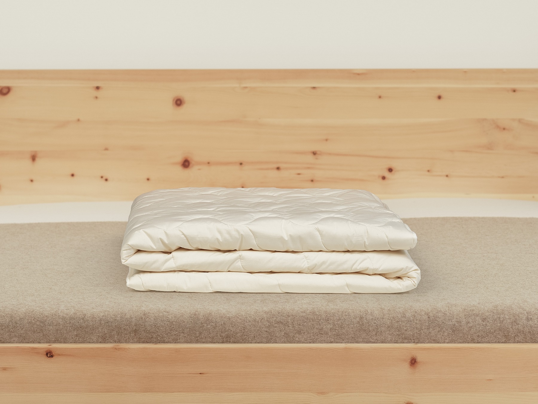Die Duo-Bettdecke besteht aus zwei leichten Decken, die miteinander versteppt sind.