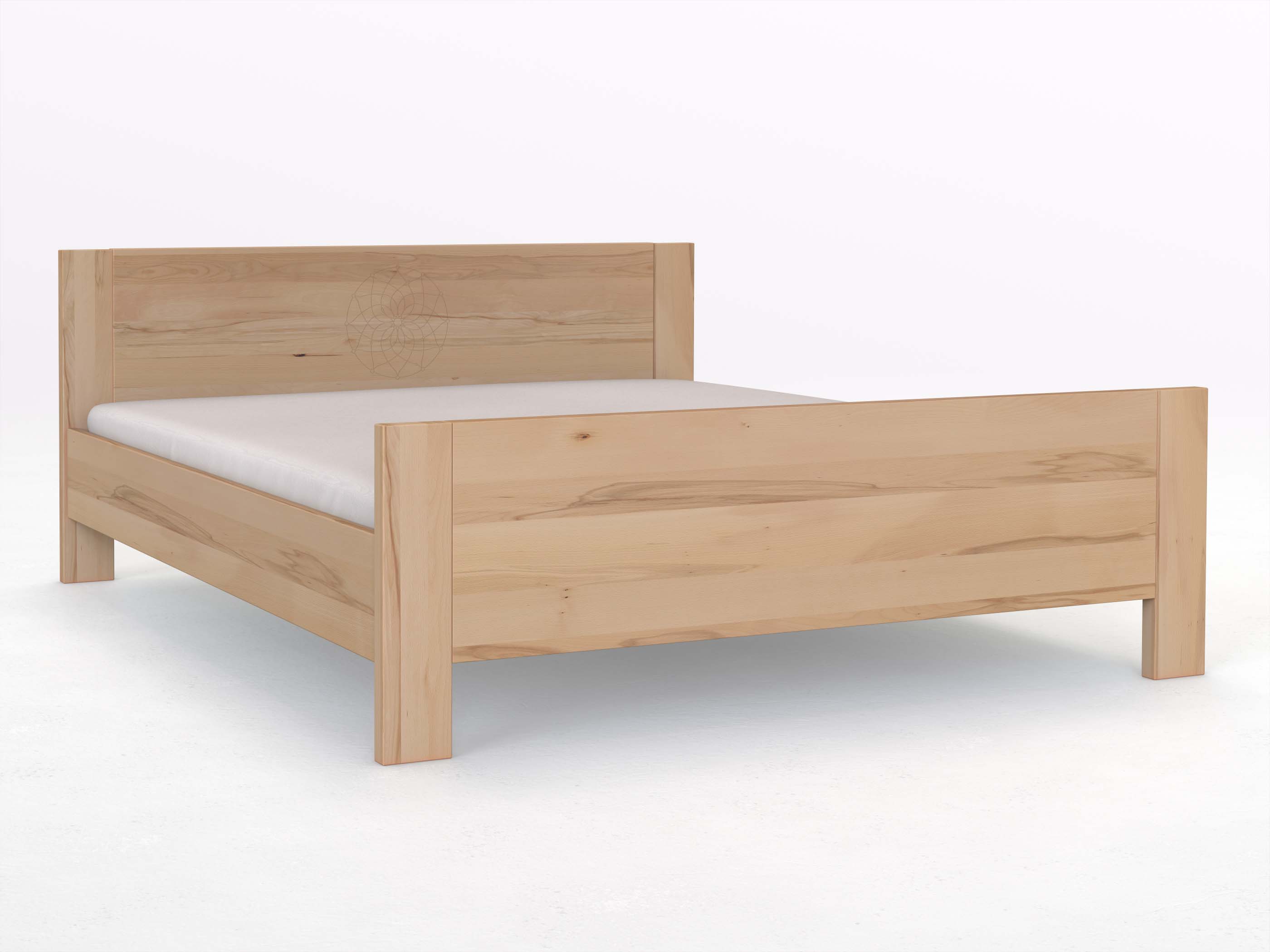 Bett „Blume des Lebens“ aus Kernbuche mit der Gravur „Traumfänger“ in 180 x 200 cm, mit erhöhtem Fußteil