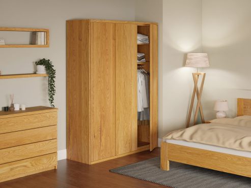 Eichenschrank „Egon“, 3-türig, Höhe 220 cm, Griffausführung „Patrizia“, Inneneinrichtung: A
