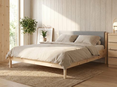 Zirbenbett „Flora“ in 180 x 200 cm, mit Stoffkopfteil - Stoff: Schafschurwolle „Fischgrät“ in der Farbe Holunderblüte