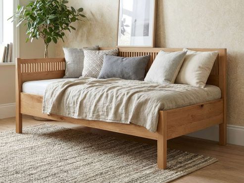 Sofabett „Julia“ aus Wildeiche Hell in den Maßen 90 x 200 cm - mit zwei Armlehnen