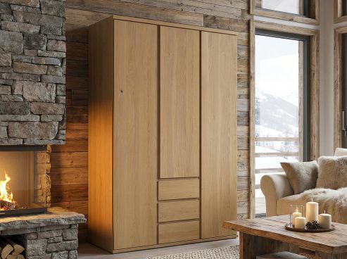 Eichenschrank Hell „Valentin“, 3-türig, Höhe 220 cm, Griffausführung „Patrizia“, Inneneinrichtung: E