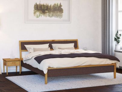 Wildeichenbett „Marta“ in 180 x 200 cm, mit Kopfteil „gerahmt“ - Stoff: Schafschurwolle „Loden“ in der Farbe Abenddämmerung