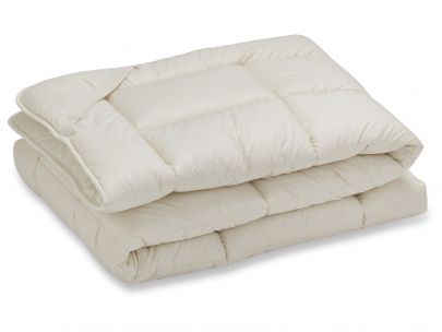 Unterbett aus wärmender Schafschurwolle, kombiniert mit feinen Zirbenflocken.