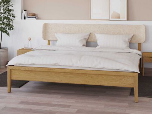 Eichenbett „Konstantin“ in 180 x 200 cm, mit Kopfteil „geschwungen“ - Stoff: Schafschurwolle „Fischgrät“ in der Farbe Holunderblüte