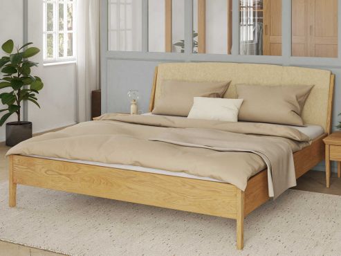 Eichenbett „Oliver“ in 180 x 200 cm, mit Kopfteil „genäht“ - Stoff: Schafschurwolle „Fischgrät“ in der Farbe Goldhirse