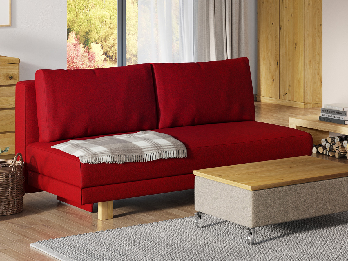 Sofa „Mara“ mit Lodenstoff von „Steiner 1888“: Sofafarbe Rot, Kissenfarbe Rot, Holzfüße in Zirbe