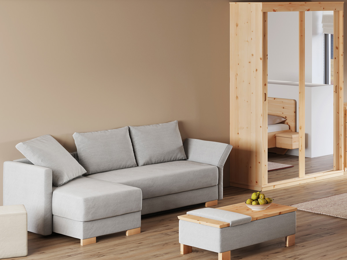 Wohnzimmer mit Schlafsofa "Nathalie" und optional erhältlichem Hocker-Tisch "Stellan"