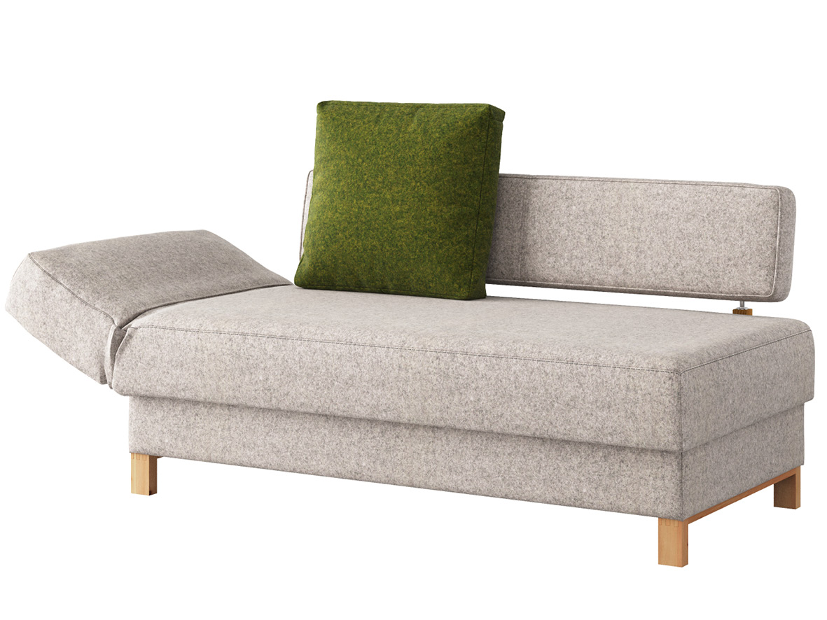Sofa „Stella“ mit Stoff Loden von „Steiner 1888“: Sofafarbe Hellgrau, Kissenfarbe Grün, Kopfteil links, Holzfüße in Zirbe geölt