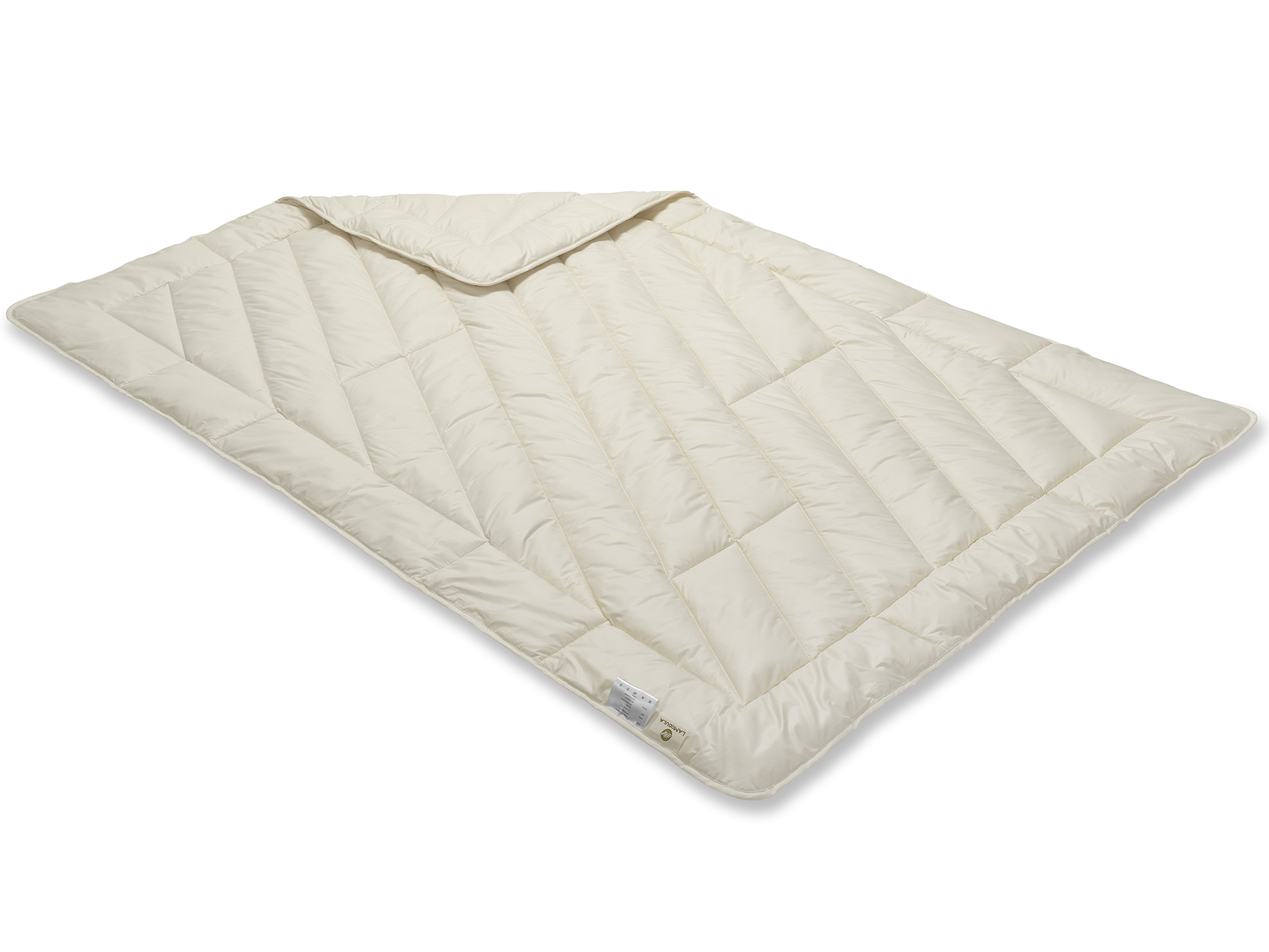 Diese Decke wird sorgfältig mit der Einnadeltechnik hergestellt und schimmert aufgrund der weißen Füllung cremig.