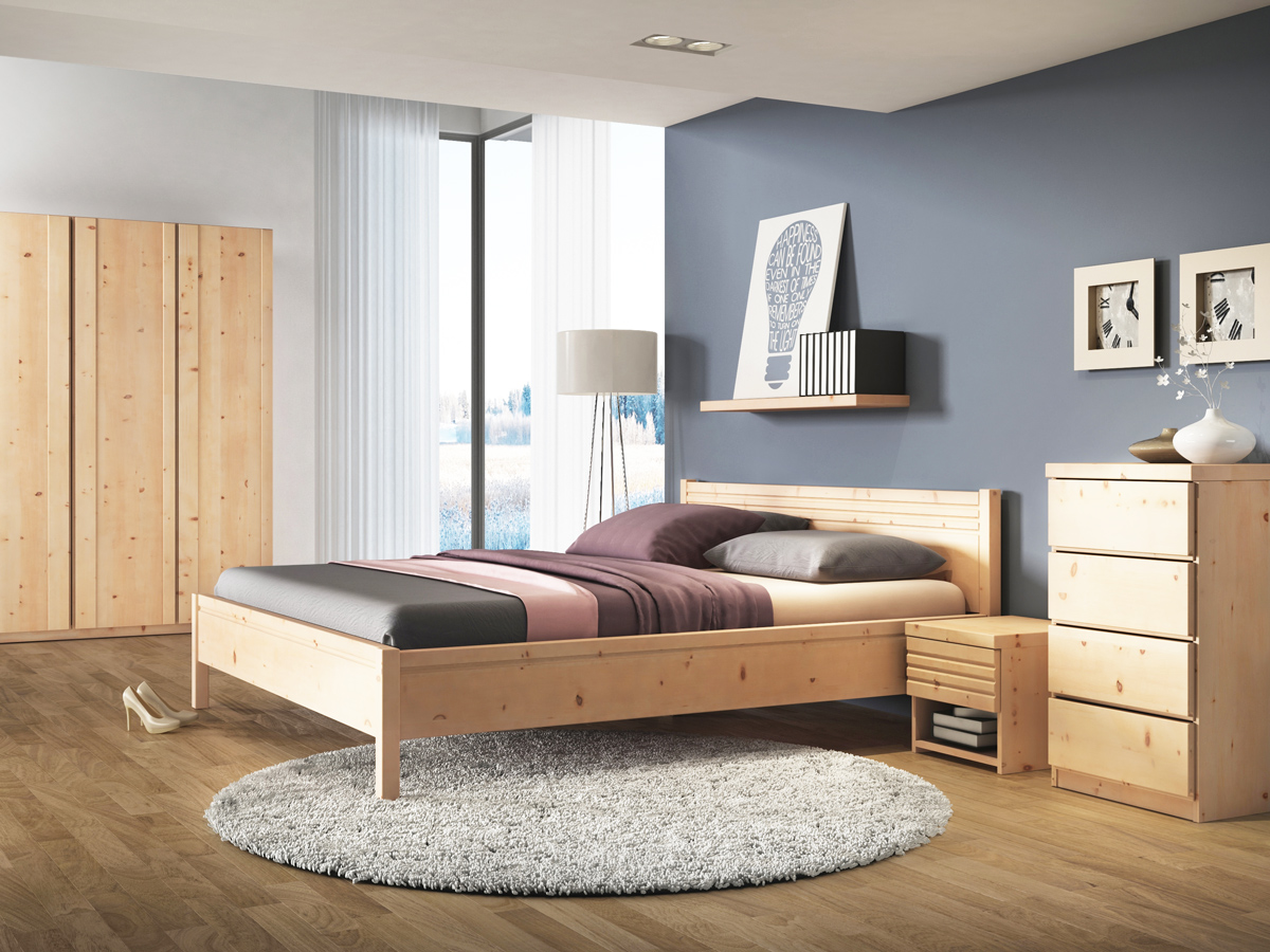 Schlafzimmer mit Nachtkästchen aus Zirbe „Hannes“