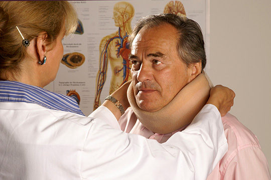 Halskrause als Behandlung eines Bandscheibenvorfalls in der HWS