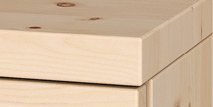 Massivholzmöbel mit kantigem Design